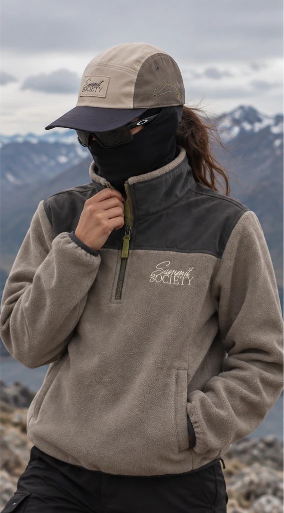 Persona usando el fleece quarter-zip Trail Stone en la montaña