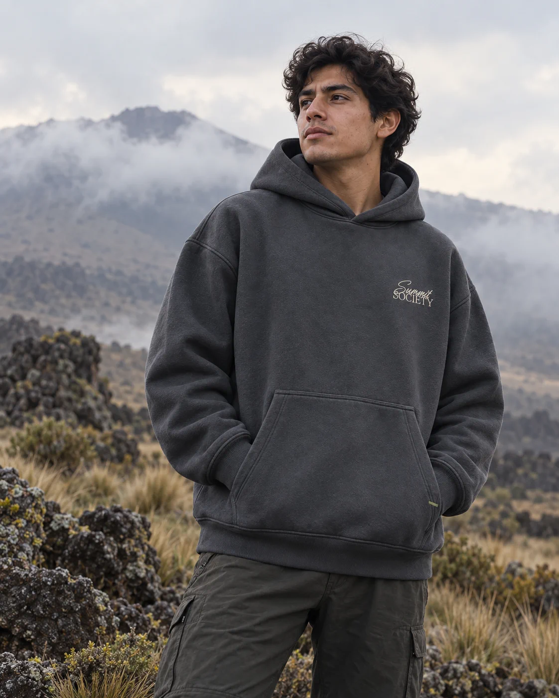 Persona usando la hoodie heavyweight The First Step en un paisaje volcánico