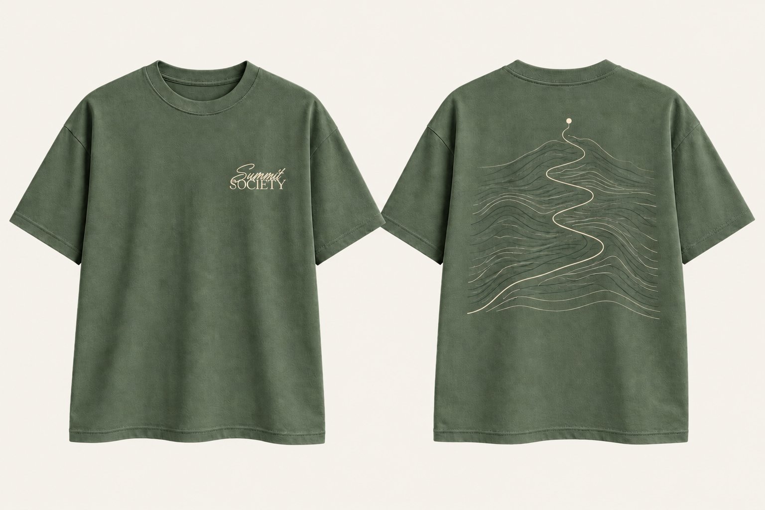 Playera verde Switchback con logo al frente y sendero entre terrazas topográficas en la espalda