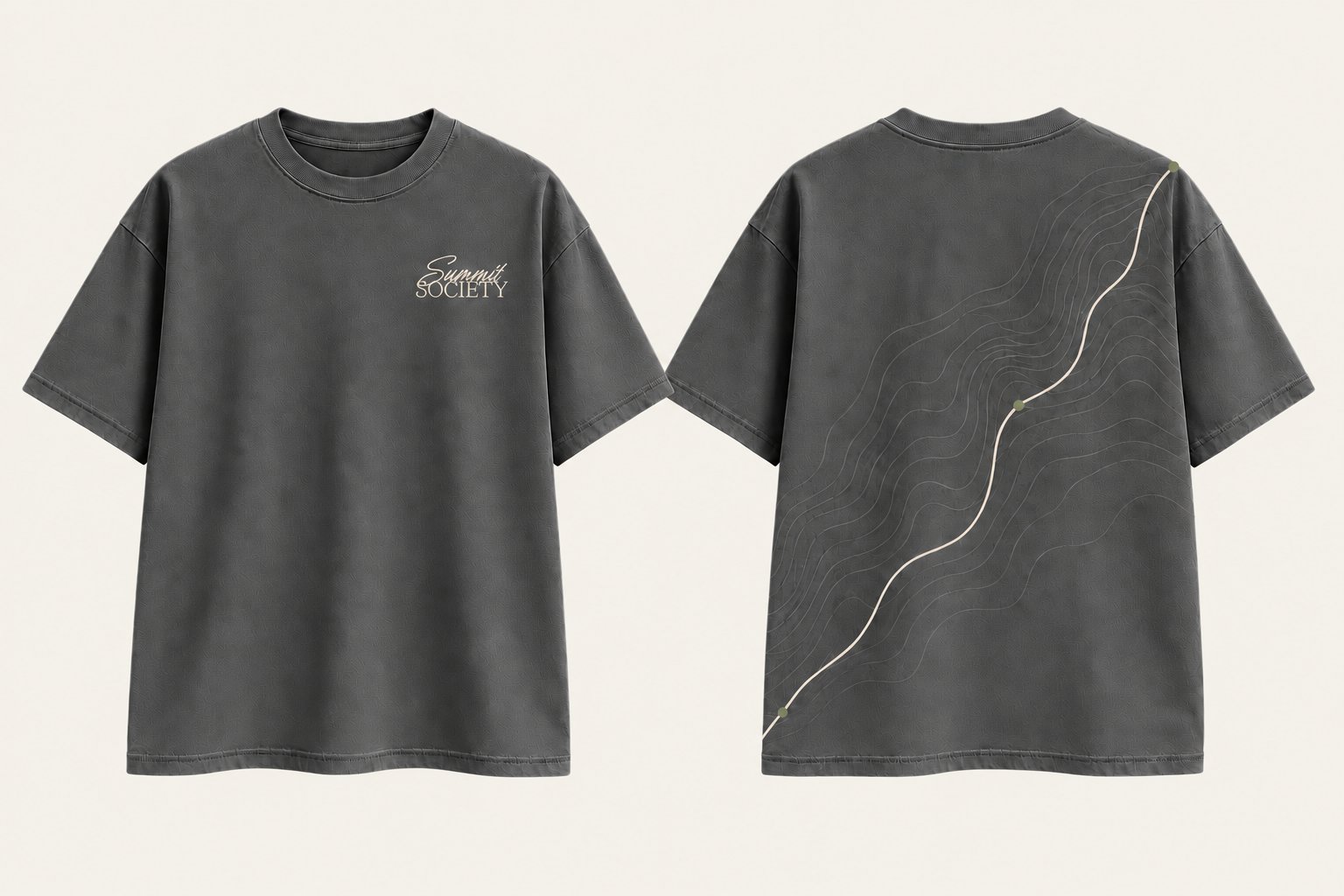 Playera Traverse Tee en grafito, con logo Summit Society al frente y ruta diagonal en la espalda